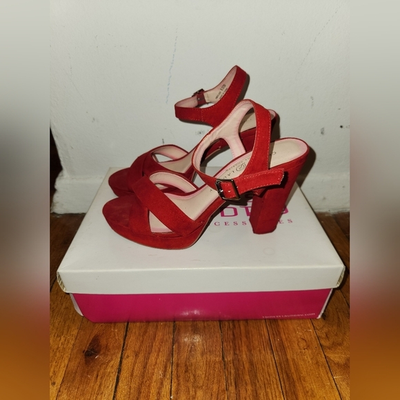 Women's RED Chinese Laundry High heel shoes, size 8.5M - Picture 3 of 9